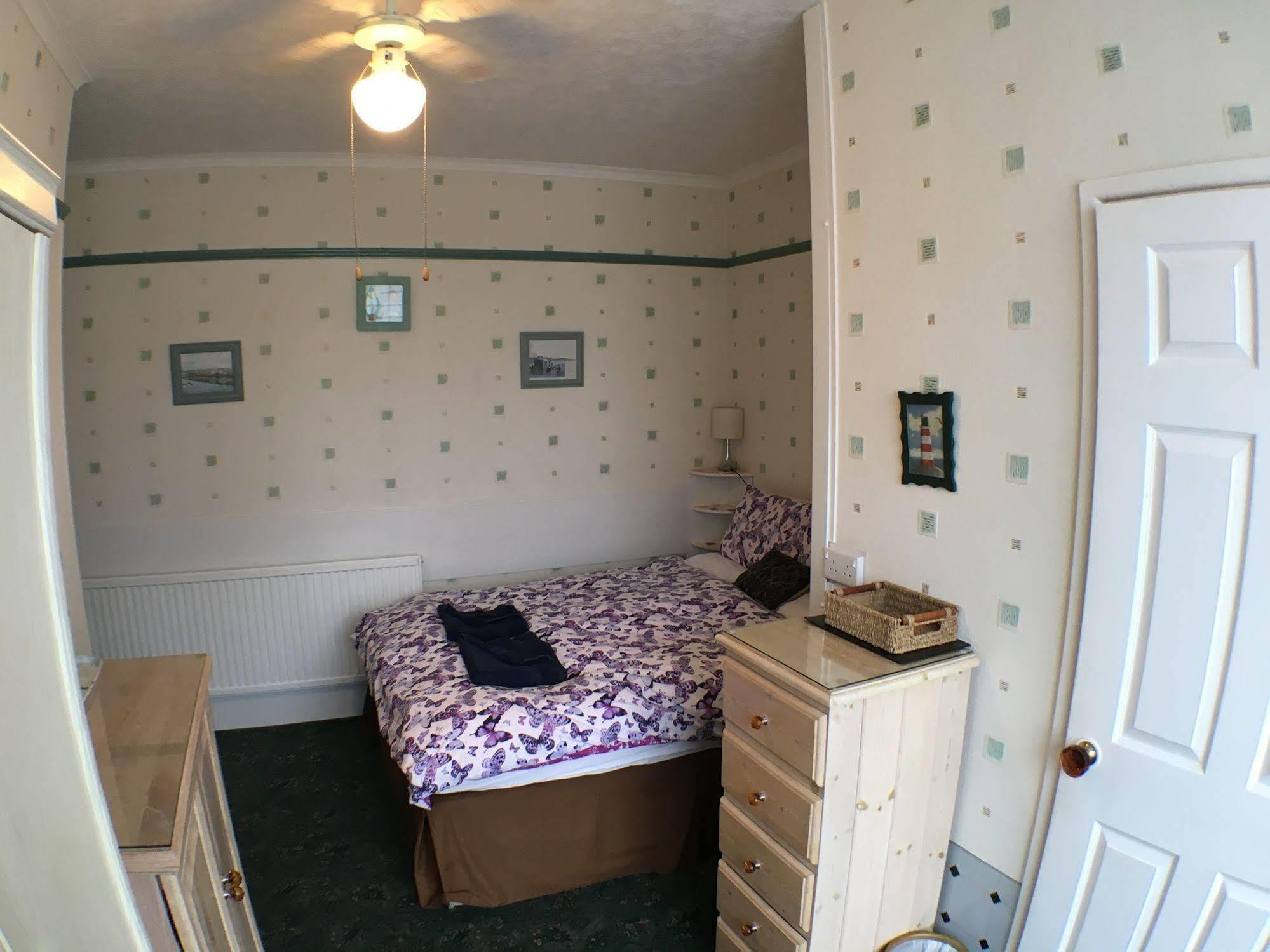 Home And Away Guesthouse Previously The Marina Bridlington Bagian luar foto